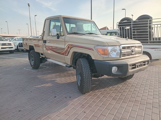 مستعملة Toyota Land Cruiser 70 Series 70 Series Facelift 1, 4.2 l, 2012 في في الشارقة من Yamani Used Cars Trading LLC، اللون بيج. مواصفات الخليج | AUTO.AE | إعلان #266500