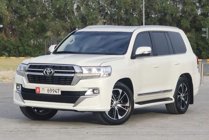 Used Toyota Land Cruiser 200 Series Facelift 2, 5.7 l, 2021 in Sharjah, White color. GCC Specs | AUTO.AE | Listing #270108