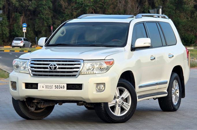 مستعملة Toyota Land Cruiser 200 Series 200 Series Facelift 1, 4.6 l, 2015 في في الشارقة، اللون أبيض. مواصفات الخليج | AUTO.AE | إعلان #270119