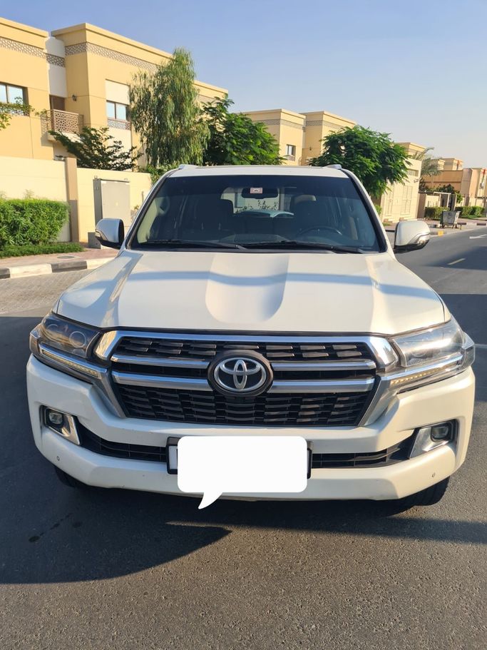 مستعملة Toyota Land Cruiser السلسلة 200, 4.6 l, 2010 في في الشارقة، اللون أبيض. مواصفات الخليج | AUTO.AE | إعلان #271029