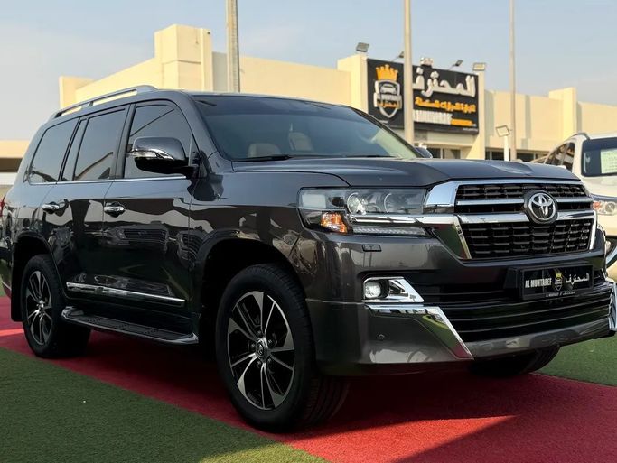 Подержанный Toyota Land Cruiser 200 Series Рестайлинг 2, 4.6 л, 2021 в Шардже от Al Muhtaref Used Cars Серый цвет. GCC | AUTO.AE | Объявление #272371