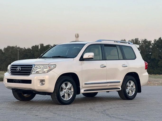 مستعملة Toyota Land Cruiser 200 Series 200 Series Facelift 1, 4.0 l, 2015 في في الشارقة من Al Aayan Used Cars، اللون أبيض. مواصفات الخليج | AUTO.AE | إعلان #272843
