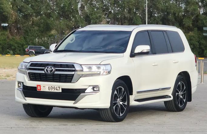 مستعملة Toyota Land Cruiser 200 Series 200 Series Facelift 2, 5.7 l, 2021 في في الإمارات, الشارقة من Nassem Al Sham Used Cars، اللون أبيض. مواصفات الخليج | AUTO.AE | إعلان #275960