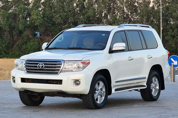 مستعملة Toyota Land Cruiser 200 Series 200 Series Facelift 1, 5.7 l, 2015 في في الإمارات, الشارقة من Nassem Al Sham Used Cars، اللون أبيض. مواصفات الخليج | AUTO.AE | إعلان #275967