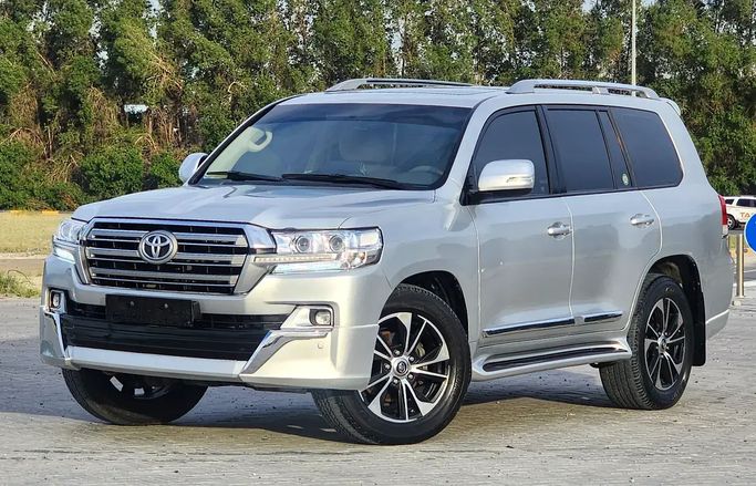 مستعملة Toyota Land Cruiser 200 Series 200 Series Facelift 2, 4.0 l, 2018 في في الإمارات, الشارقة من Nassem Al Sham Used Cars، اللون فضي. مواصفات الخليج | AUTO.AE | إعلان #275973
