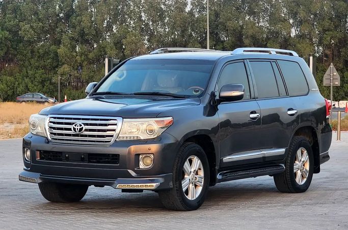 مستعملة Toyota Land Cruiser 200 Series 200 Series Facelift 1, 4.0 l, 2013 في في الإمارات, الشارقة من Nassem Al Sham Used Cars، اللون رمادي. مواصفات الخليج | AUTO.AE | إعلان #275974