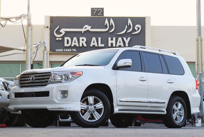 مستعملة ⁦Toyota Land Cruiser 200 Series 200 Series Facelift 1، 5.7 l، 2014⁩ في في الإمارات, الشارقة من Dar Al Hay Used Cars، اللون أبيض. مواصفات الخليج | AUTO.AE | إعلان #283846