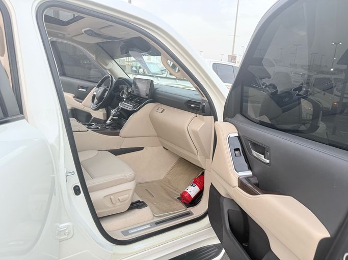 Подержанный ⁦Toyota Land Cruiser 300 Series, 4.0 л, 2022⁩ в ОАЭ, Шарджа от SAMA AL NASHAMA Белый цвет. GCC | AUTO.AE | Объявление #284073