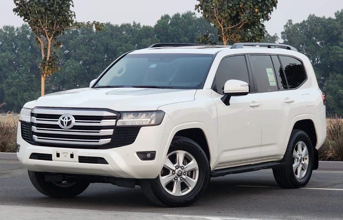 Used ⁦Toyota Land Cruiser 300 Series, 4.0 l, 2023⁩ in UAE, Sharjah, White color. GCC Specs | AUTO.AE | Listing #286191