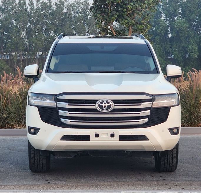 مستعملة ⁦Toyota Land Cruiser السلسلة 300، 4.0 l، 2024⁩ في في الإمارات, الشارقة، اللون أبيض. مواصفات الخليج | AUTO.AE | إعلان #286409