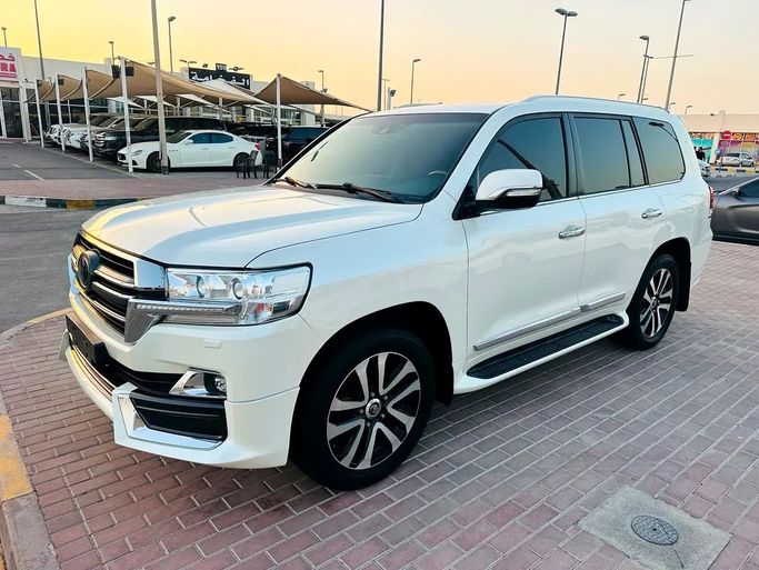 Used ⁦Toyota Land Cruiser 200 Series Facelift 2, 5.7 l, 2019⁩ in UAE, Sharjah by ASAL ALHAIBAH USED CARS, White color. GCC Specs | AUTO.AE | Listing #287317