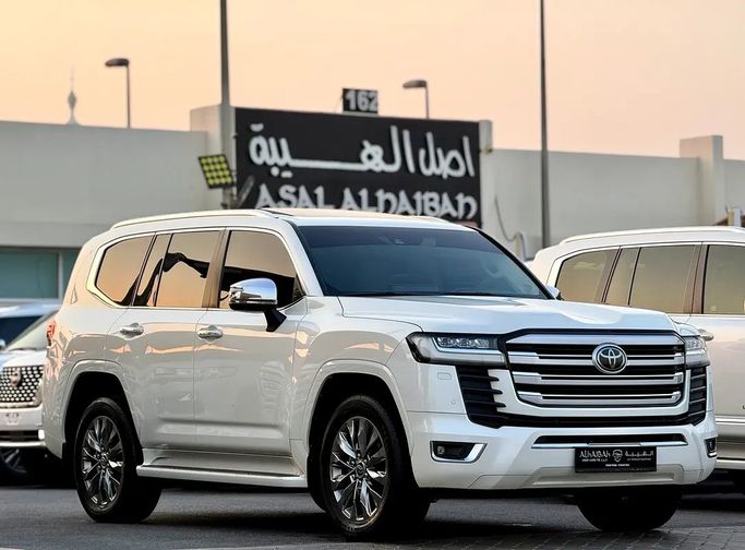 مستعملة ⁦Toyota Land Cruiser السلسلة 300، 4.0 l، 2023⁩ في في الإمارات, الشارقة من ASAL ALHAIBAH USED CARS، اللون أبيض. مواصفات الخليج | AUTO.AE | إعلان #287360