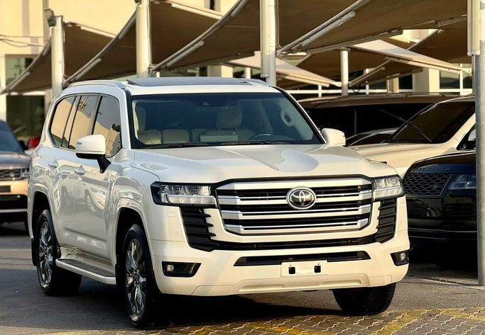 Подержанный ⁦Toyota Land Cruiser 300 Series, 4.0 л, 2023⁩ в ОАЭ, Шарджа от ASAL ALHAIBAH USED CARS Белый цвет. GCC | AUTO.AE | Объявление #287362