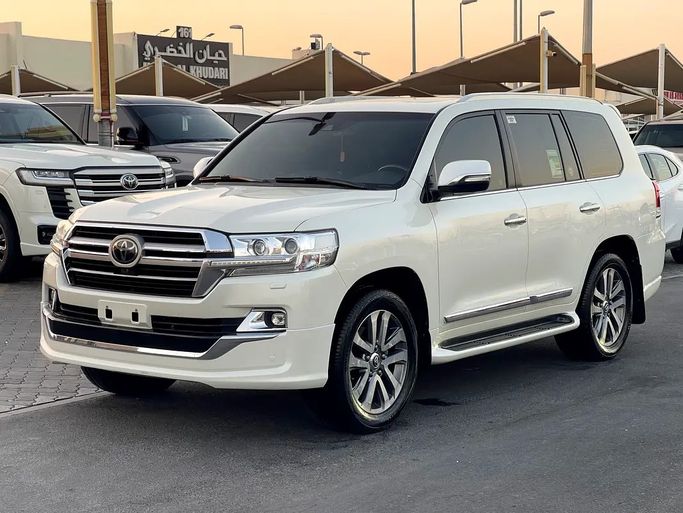 مستعملة ⁦Toyota Land Cruiser 200 Series 200 Series Facelift 2، 5.7 l، 2019⁩ في في الإمارات, الشارقة من ASAL ALHAIBAH USED CARS، اللون أبيض. مواصفات الخليج | AUTO.AE | إعلان #287364