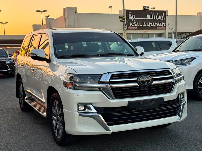 مستعملة ⁦Toyota Land Cruiser 200 Series 200 Series Facelift 2، 5.7 l، 2016⁩ في في الإمارات, الشارقة من ASAL ALHAIBAH USED CARS، اللون أبيض. مواصفات الخليج | AUTO.AE | إعلان #287453
