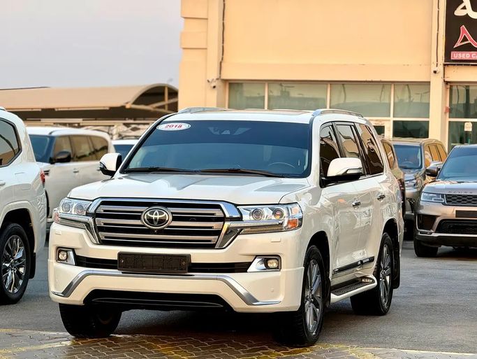 مستعملة ⁦Toyota Land Cruiser 200 Series 200 Series Facelift 2، 5.7 l، 2018⁩ في في الإمارات, الشارقة من ASAL ALHAIBAH USED CARS، اللون أبيض. مواصفات الخليج | AUTO.AE | إعلان #287475