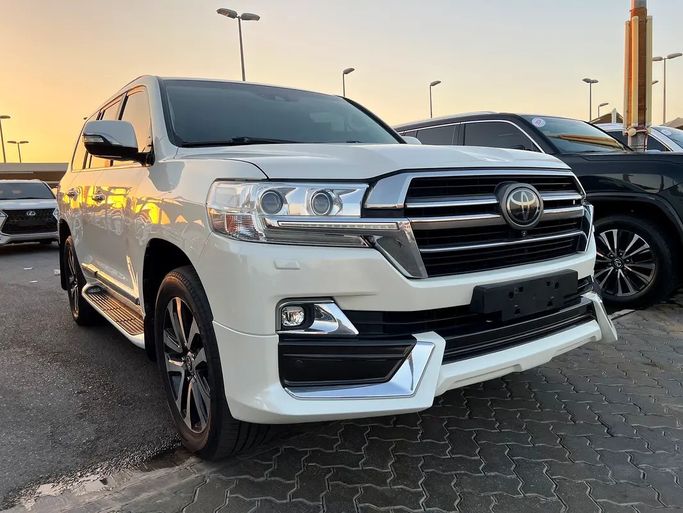 مستعملة ⁦Toyota Land Cruiser 200 Series 200 Series Facelift 2، 5.7 l، 2019⁩ في في الإمارات, الشارقة من ASAL ALHAIBAH USED CARS، اللون أبيض. مواصفات الخليج | AUTO.AE | إعلان #287534