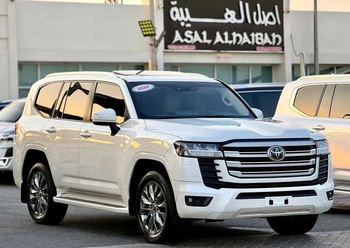 مستعملة ⁦Toyota Land Cruiser السلسلة 300، 4.0 l، 2024⁩ في في الإمارات, الشارقة من ASAL ALHAIBAH USED CARS، اللون أبيض. مواصفات الخليج | AUTO.AE | إعلان #287537