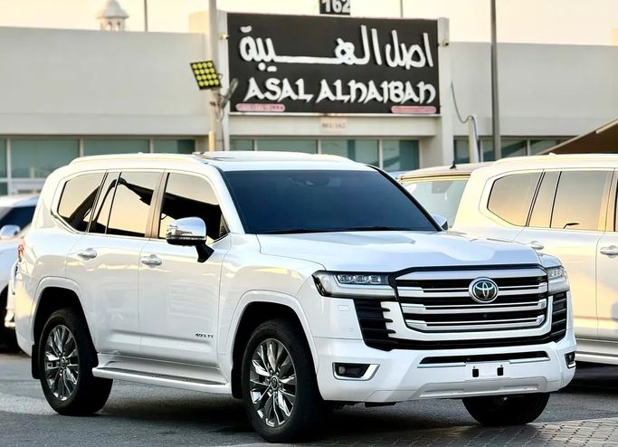 مستعملة ⁦Toyota Land Cruiser Twin Turbo السلسلة 300، 3.5 l، 2022⁩ في في الإمارات, الشارقة من ASAL ALHAIBAH USED CARS، اللون أبيض. مواصفات الخليج | AUTO.AE | إعلان #287538