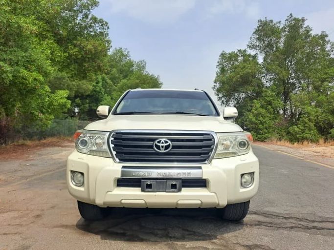 مستعملة ⁦Toyota Land Cruiser 200 Series 200 Series Facelift 1، 4.6 l، 2012⁩ في في الإمارات, الشارقة من Wahat Al Umra Used Cars، اللون أبيض. مواصفات الخليج | AUTO.AE | إعلان #289562