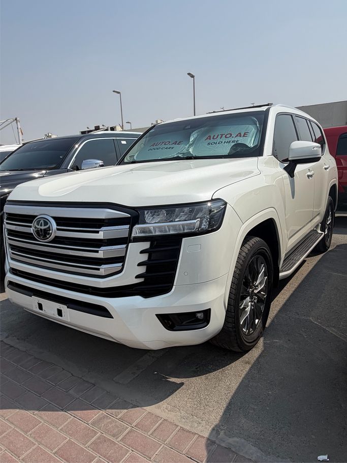 مستعملة ⁦Toyota Land Cruiser Twin Turbo السلسلة 300، 3.5 l، 2022⁩ في في الإمارات, الشارقة، اللون أبيض. مواصفات الخليج | AUTO.AE | إعلان #289673