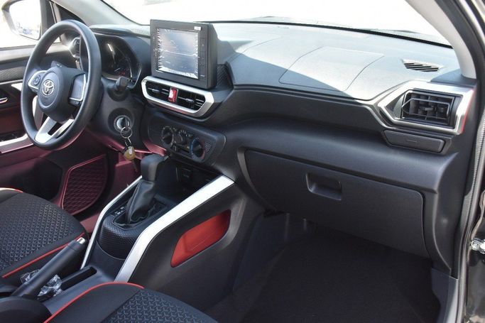 Новый Toyota Raize I, 1.0 л, 2024 в Шардже от Alfaris Used Cars Черный цвет.  | AUTO.AE