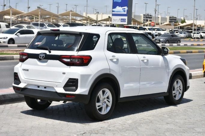 Новый Toyota Raize I, 1.0 л, 2024 в Шардже от Alfaris Used Cars Белый цвет. GCC | AUTO.AE