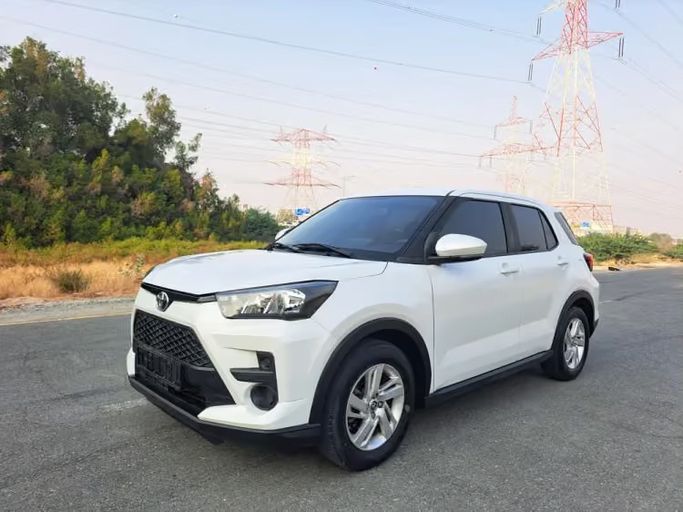 مستعملة ⁦Toyota Raize I، 1.2 l، 2023⁩ في في الإمارات, الشارقة من Wahat Al Umra Used Cars، اللون أبيض. مواصفات الخليج | AUTO.AE | إعلان #289561