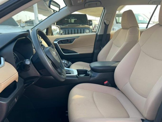 Новый Toyota RAV4 V (XA50), 2.5 л, 2022 в Шардже от Al Aram Cars Белый цвет. GCC | AUTO.AE