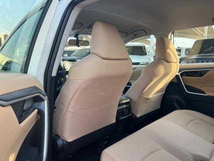 Новый Toyota RAV4 V (XA50), 2.5 л, 2022 в Шардже от Al Aram Cars Белый цвет. GCC | AUTO.AE