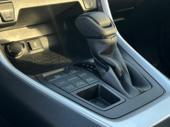 Новый Toyota RAV4 V (XA50), 2.5 л, 2022 в Шардже от Al Aram Cars Белый цвет. GCC | AUTO.AE