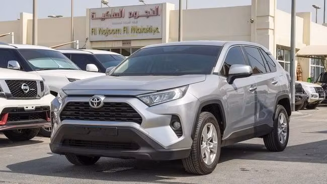 Подержанный Toyota RAV4 V (XA50), 2.5 л, 2019 в Шардже от Alnujoom Al Malakiah Used Cars Серебристый цвет. GCC | AUTO.AE