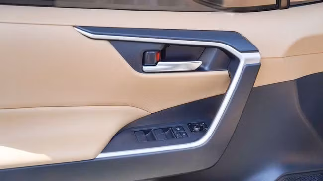 Подержанный Toyota RAV4 V (XA50), 2.5 л, 2019 в Шардже от Alnujoom Al Malakiah Used Cars Серебристый цвет. GCC | AUTO.AE