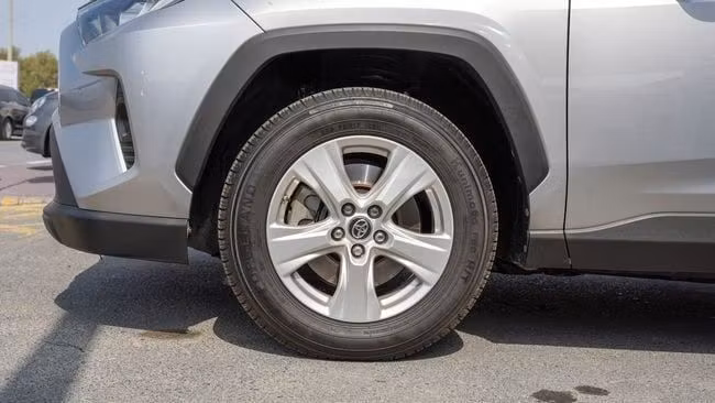 Подержанный Toyota RAV4 V (XA50), 2.5 л, 2019 в Шардже от Alnujoom Al Malakiah Used Cars Серебристый цвет. GCC | AUTO.AE