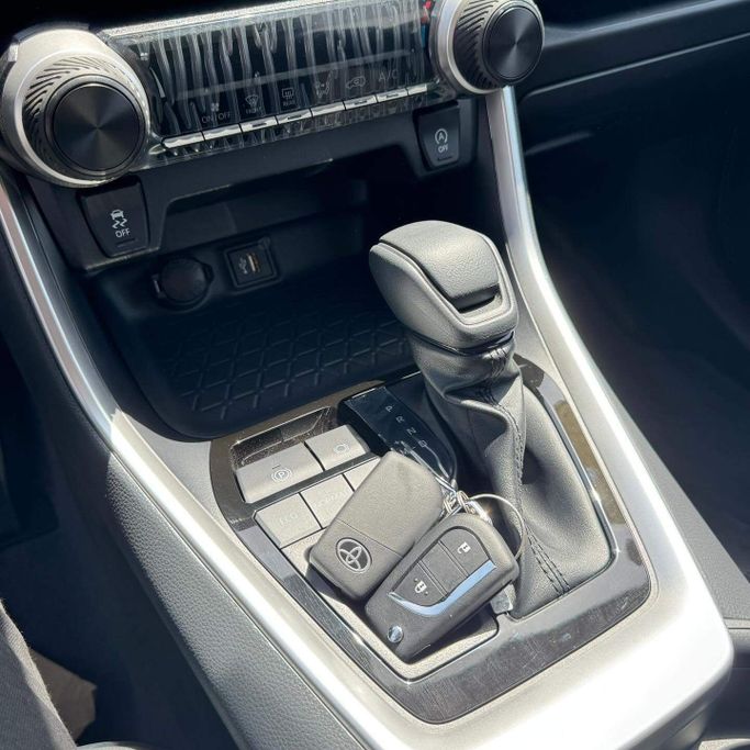 New Toyota RAV4 V (XA50), 2.0 l, 2025 in Sharjah by Alfaris Used Cars, White color. Other | AUTO.AE
