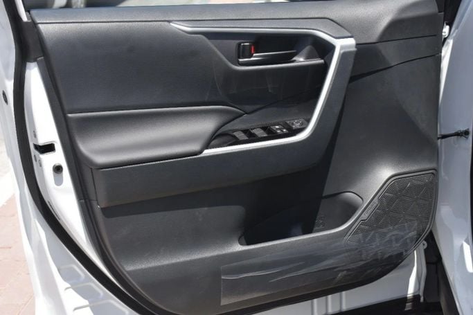 New Toyota RAV4 V (XA50), 2.0 l, 2025 in Sharjah by Alfaris Used Cars, White color. Other | AUTO.AE