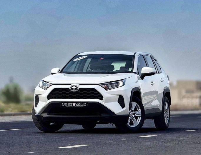 Подержанный Toyota RAV4 V (XA50), 2.5 л, 2021 в Шардже от Al Sayed Khamis Used Auto Trading Белый цвет. GCC | AUTO.AE