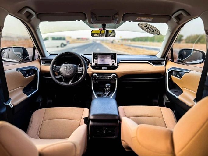Подержанный Toyota RAV4 V (XA50), 2.5 л, 2021 в Шардже от Al Sayed Khamis Used Auto Trading Белый цвет. GCC | AUTO.AE