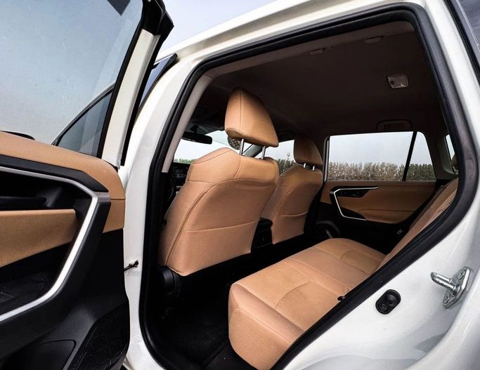 Подержанный Toyota RAV4 V (XA50), 2.5 л, 2021 в Шардже от Al Sayed Khamis Used Auto Trading Белый цвет. GCC | AUTO.AE