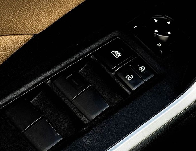 Подержанный Toyota RAV4 V (XA50), 2.5 л, 2021 в Шардже от Al Sayed Khamis Used Auto Trading Белый цвет. GCC | AUTO.AE