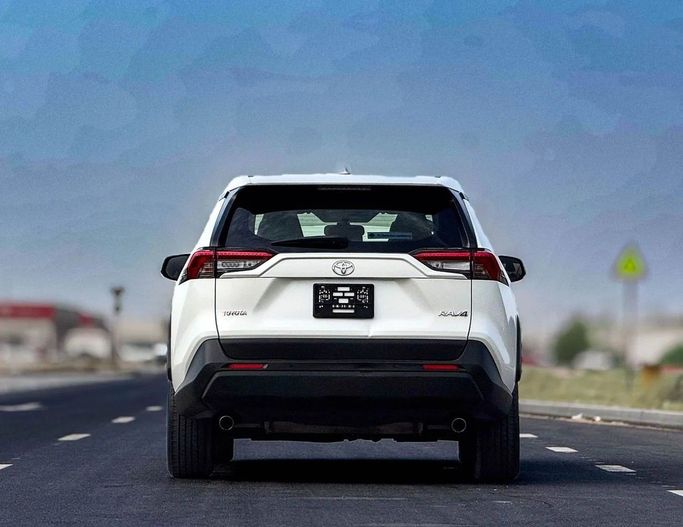 Подержанный Toyota RAV4 V (XA50), 2.5 л, 2021 в Шардже от Al Sayed Khamis Used Auto Trading Белый цвет. GCC | AUTO.AE