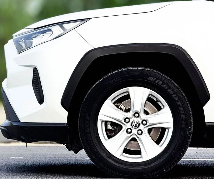 Подержанный Toyota RAV4 V (XA50), 2.5 л, 2021 в Шардже от Al Sayed Khamis Used Auto Trading Белый цвет. GCC | AUTO.AE