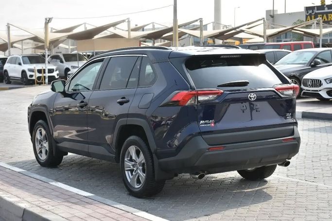 Подержанный Toyota RAV4 V (XA50), 2.5 л, 2022 в Шардже от Alfaris Used Cars Синий цвет. Other | AUTO.AE