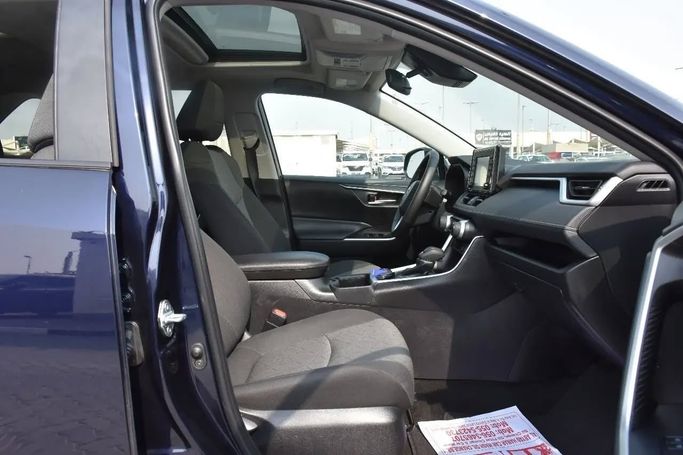 Подержанный Toyota RAV4 V (XA50), 2.5 л, 2022 в Шардже от Alfaris Used Cars Синий цвет. Other | AUTO.AE