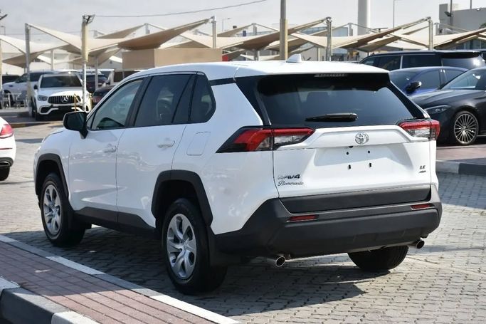 Подержанный Toyota RAV4 V (XA50), 2.5 л, 2023 в Шардже от Alfaris Used Cars Белый цвет. Other | AUTO.AE
