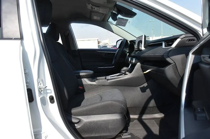 Подержанный Toyota RAV4 V (XA50), 2.5 л, 2023 в Шардже от Alfaris Used Cars Белый цвет. Other | AUTO.AE