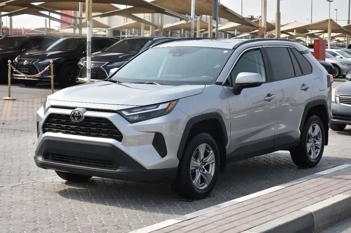 Подержанный Toyota RAV4 V (XA50), 2.5 л, 2022 в Шардже от Alfaris Used Cars Серебристый цвет. Other | AUTO.AE