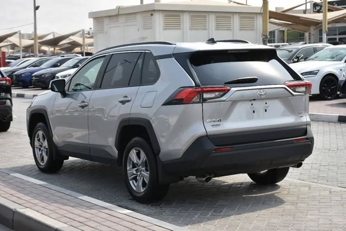 Подержанный Toyota RAV4 V (XA50), 2.5 л, 2022 в Шардже от Alfaris Used Cars Серебристый цвет. Other | AUTO.AE