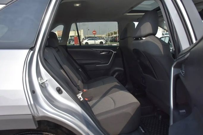Подержанный Toyota RAV4 V (XA50), 2.5 л, 2022 в Шардже от Alfaris Used Cars Серебристый цвет. Other | AUTO.AE