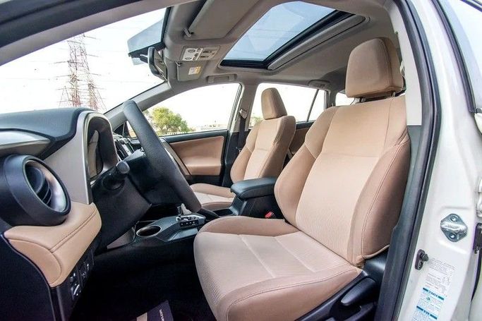 Подержанный Toyota RAV4 III (XA30) Рестайлинг, 2.5 л, 2015 в Шардже от First Choice Cars Белый цвет. GCC | AUTO.AE